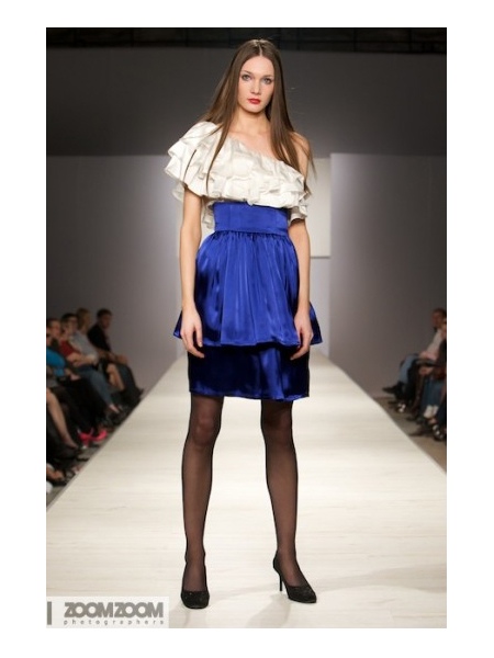 Блуза белая с открытым плечом